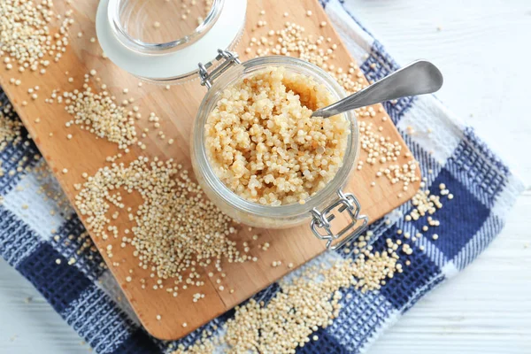 Quinoa w słoiku na stole w kuchni — Zdjęcie stockowe