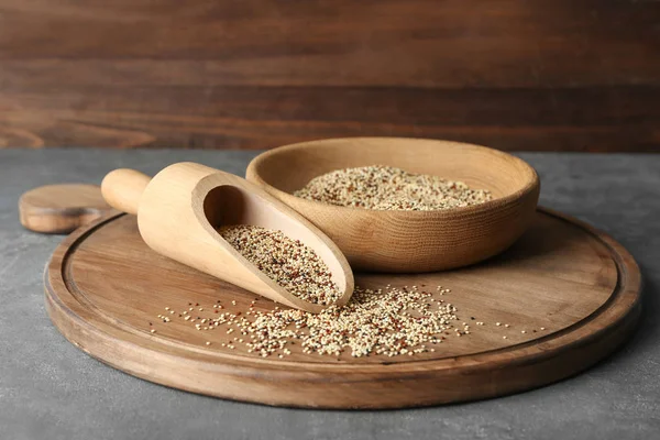 Colher com grãos crus de quinoa — Fotografia de Stock