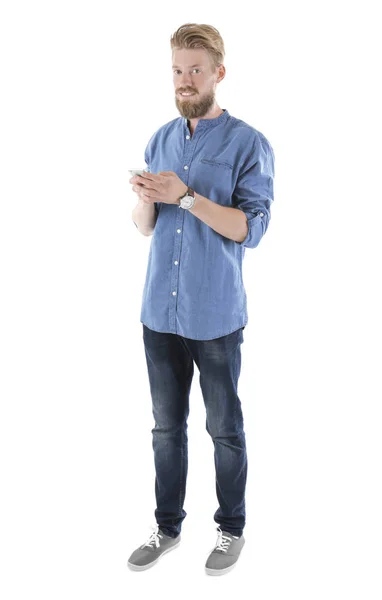 Unga hipster mannen hålla smartphone på vit bakgrund — Stockfoto