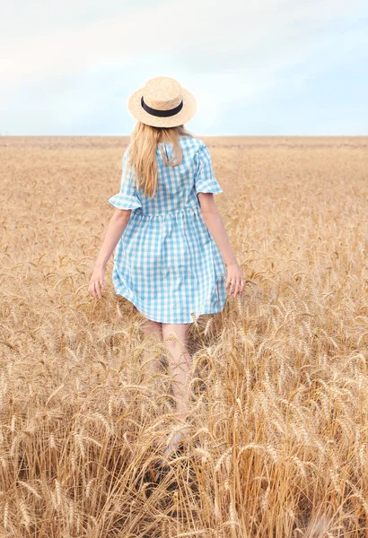 Young woman in wheat field — Stock Photo, Image