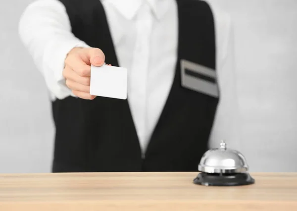 Female receptionist with key card from apartment in hotel — Stock Photo, Image