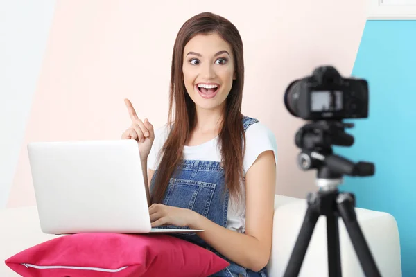 Jonge vrouwelijke blogger opname video op camera thuis — Stockfoto