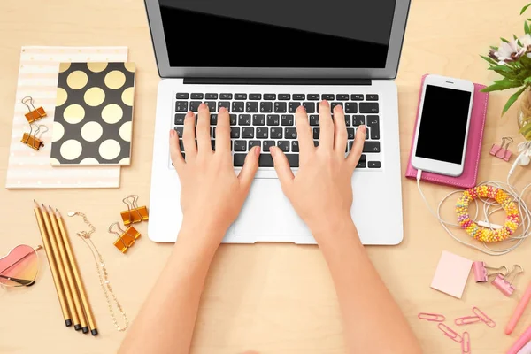 Frau arbeitet mit Laptop — Stockfoto