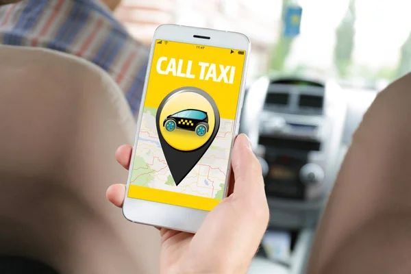 Joven usando celular en taxi — Foto de Stock