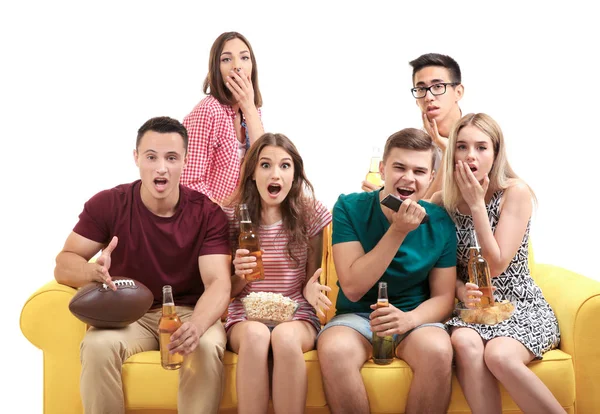 Amigos viendo la televisión en el sofá, aislado en blanco —  Fotos de Stock