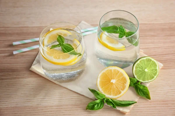 Composición con vasos de agua de albahaca sobre la mesa — Foto de Stock