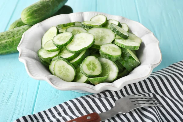 Rodajas de pepino en plato —  Fotos de Stock