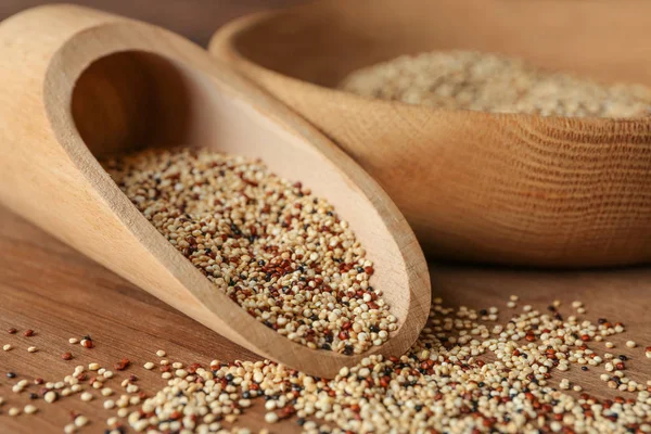 Κουτάλα με quinoa πρώτων Grains (Κόκκοι) — Φωτογραφία Αρχείου