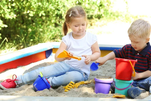 Söta lilla barn leker i sandlådan, Utomhus — Stockfoto