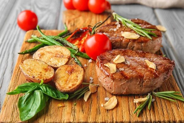 Steak dan sayuran lezat — Stok Foto