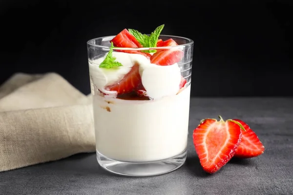 Salade de bretzels aux fraises — Photo