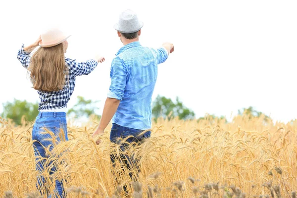Dois agricultores em pé no campo de trigo — Fotografia de Stock