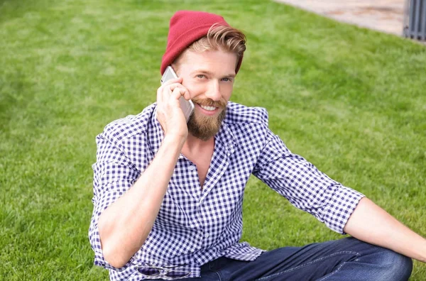 Park telefonda konuşan genç hipster adam