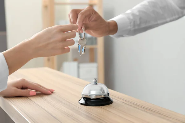 Recepcionista masculino dando a chave do quarto de hotel ao cliente — Fotografia de Stock