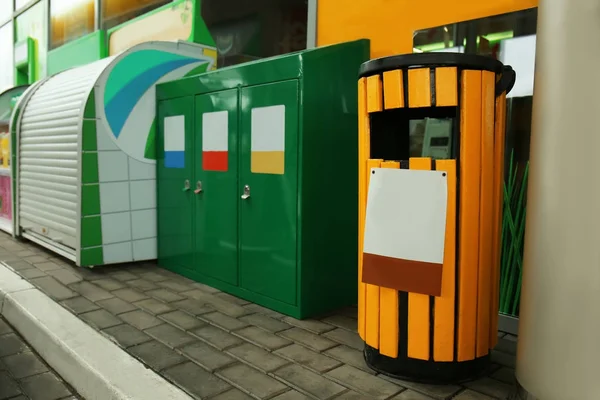 Recyclingbehälter für verschiedene Arten von Müll, im Freien — Stockfoto