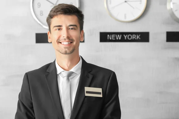 Recepcionista masculina trabajando en hotel — Foto de Stock