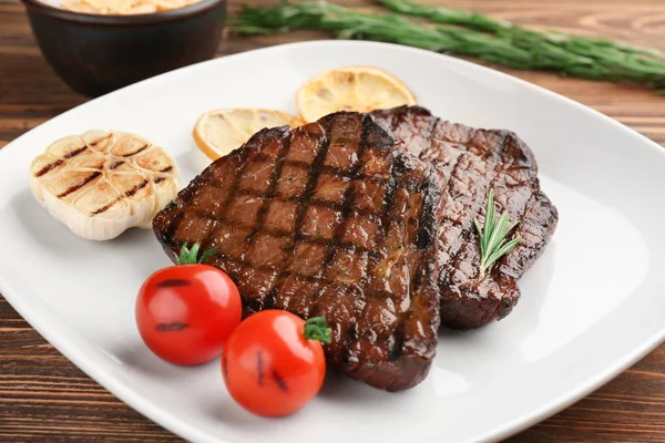 Heerlijke gegrilde steaks — Stockfoto