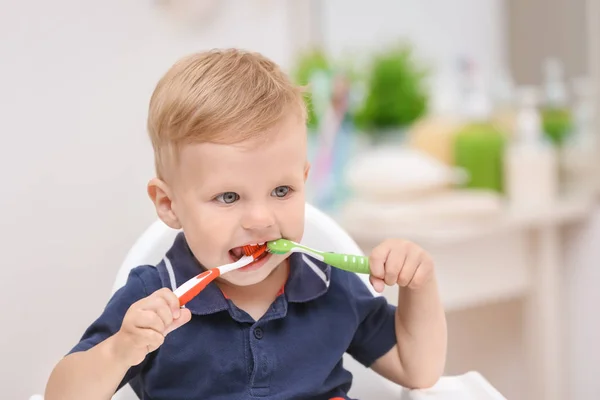 Bedårande liten pojke borsta tänderna hemma — Stockfoto