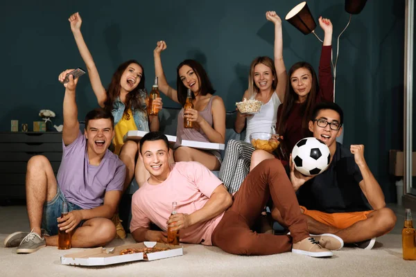 Amigos assistindo TV à noite em casa — Fotografia de Stock