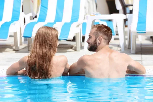 Paar im Schwimmbad — Stockfoto