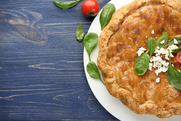 Torta saporita con spinaci sul tavolo — Foto Stock