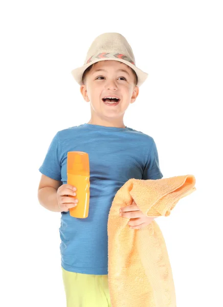 Menino bonito com protetor solar creme e toalha no fundo branco. Conceito férias de verão — Fotografia de Stock