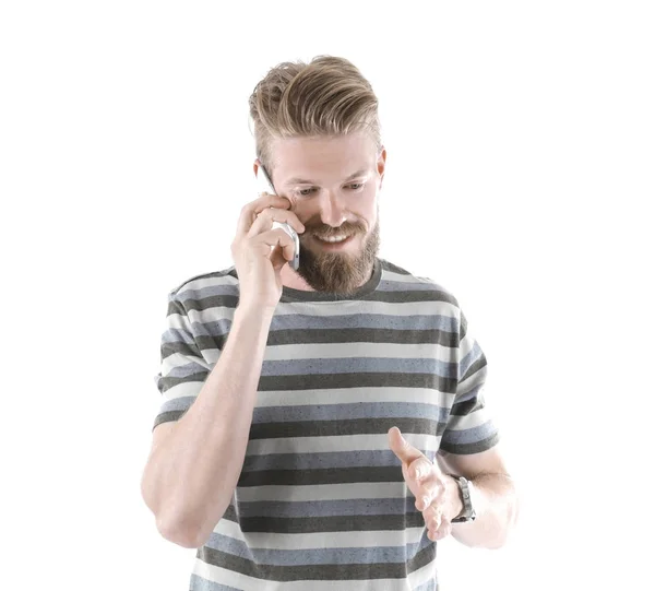 Молодий хіпстер говорить по телефону на білому тлі — стокове фото