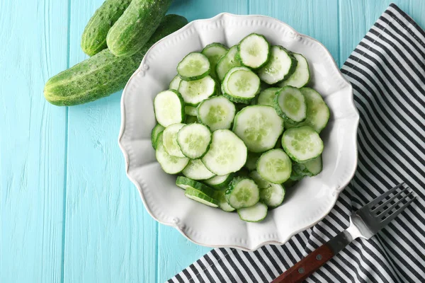 Rodajas de pepino en plato —  Fotos de Stock