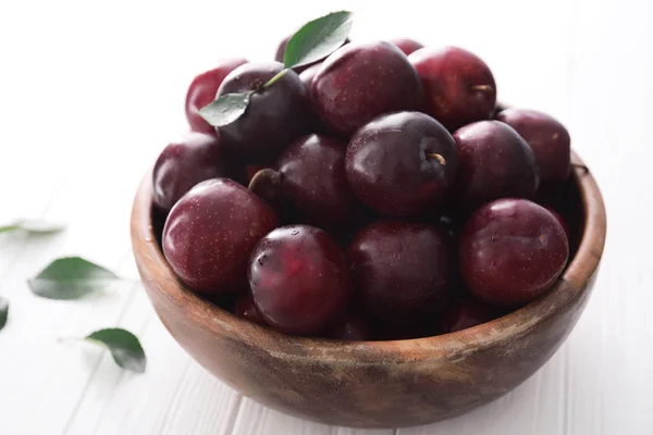 Fresh ripe plums — Stock Photo, Image