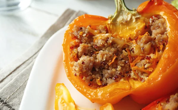 Quinoa plaka üzerinde biber dolması — Stok fotoğraf