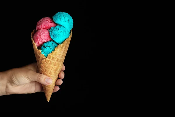 Woman holding ice cream — Stock Photo, Image