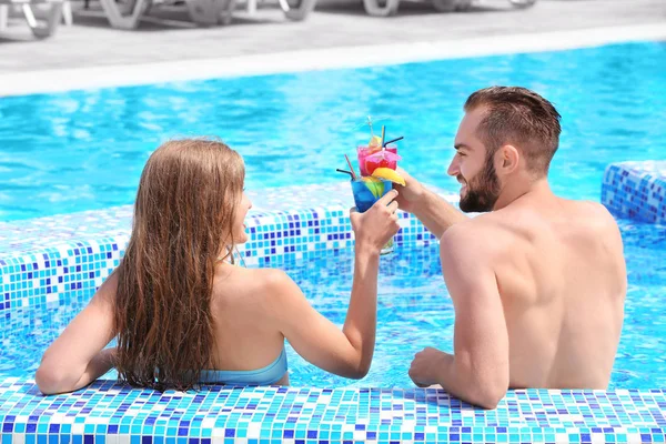 Feliz pareja bebiendo cócteles — Foto de Stock