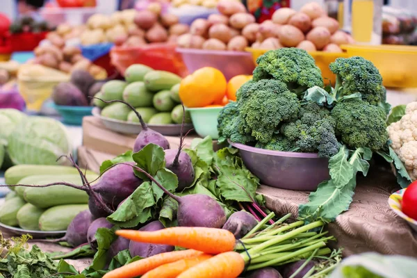 Ποικιλία από φρέσκα λαχανικά στην αγορά — Φωτογραφία Αρχείου
