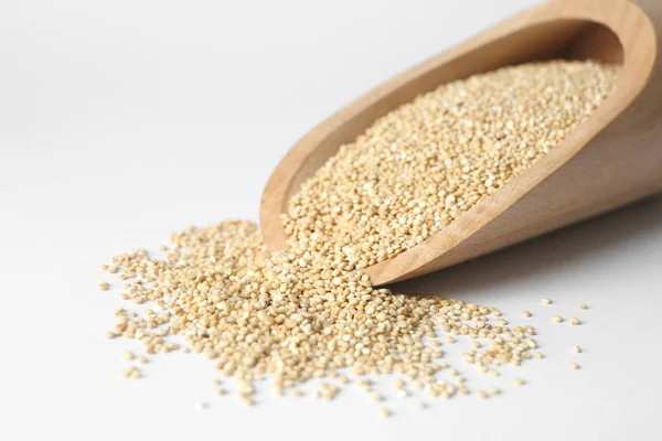 Lopatka s syrové quinoa zrna — Stock fotografie