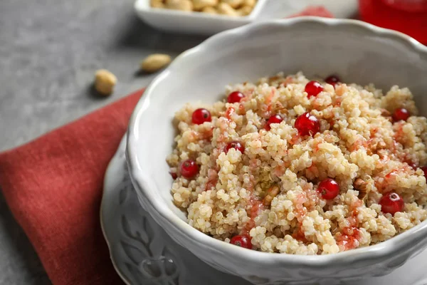 Deser z quinoa i jagody — Zdjęcie stockowe