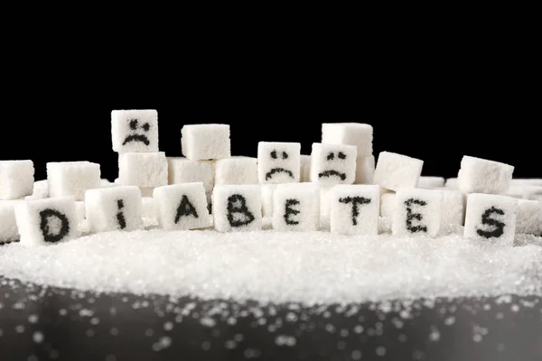 Komposition mit Wort Diabetes und Zuckerwürfeln auf schwarzem Hintergrund — Stockfoto