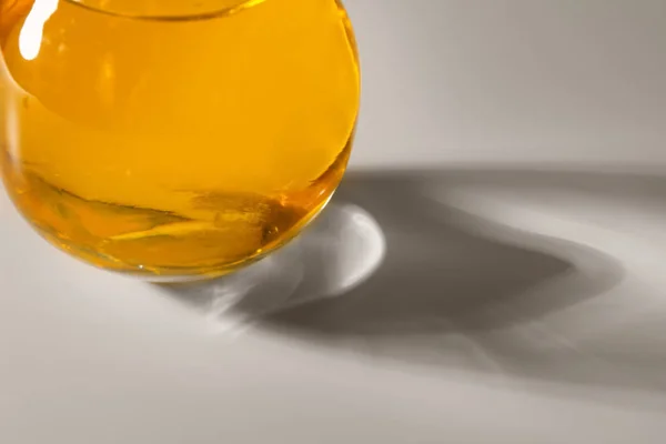 Jarra de vidrio con aceite de cocina — Foto de Stock