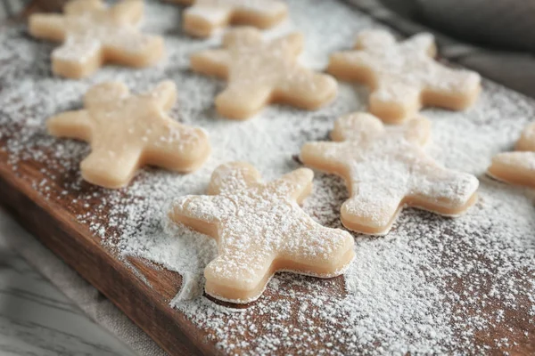 Vánoční raw soubory cookie na dřevěné desce — Stock fotografie