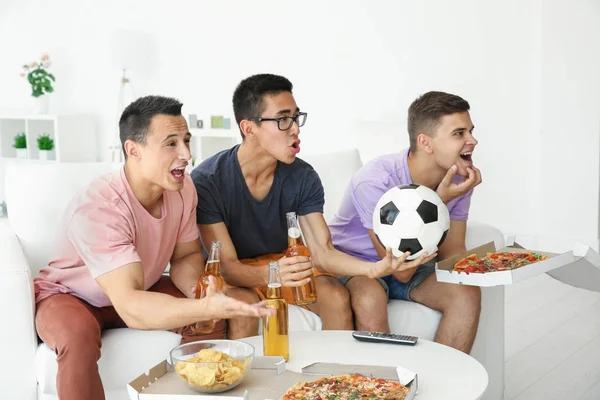 Young men watching TV at home — Stock Photo, Image