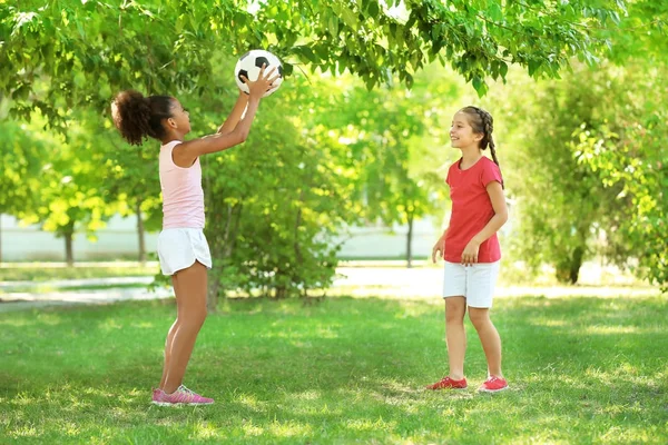 Aranyos gyerekek játszani a labdát a park — Stock Fotó