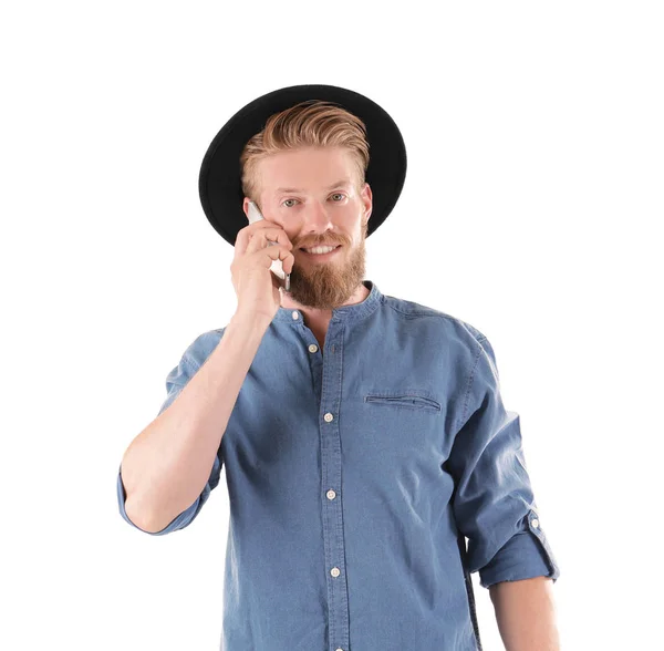 Joven hipster hombre hablando por teléfono sobre fondo blanco —  Fotos de Stock