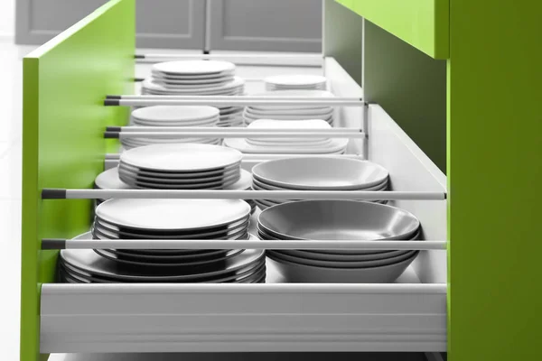 Geschirr in Küchenschubladen — Stockfoto