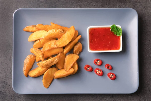 Tabak kızarmış patates ve chili sos ile — Stok fotoğraf