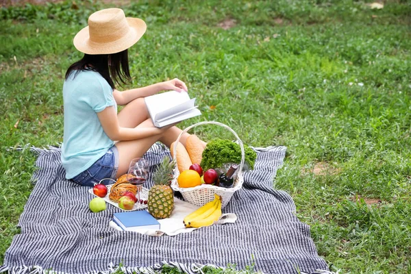 Kadın Parkta piknik üzerinde