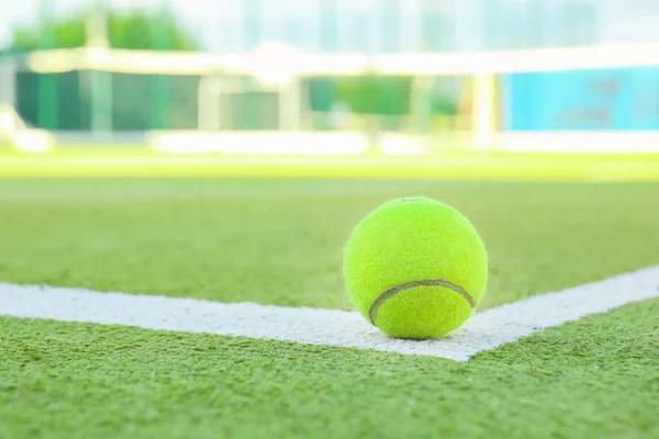 Balle de tennis sur terrain moderne — Photo