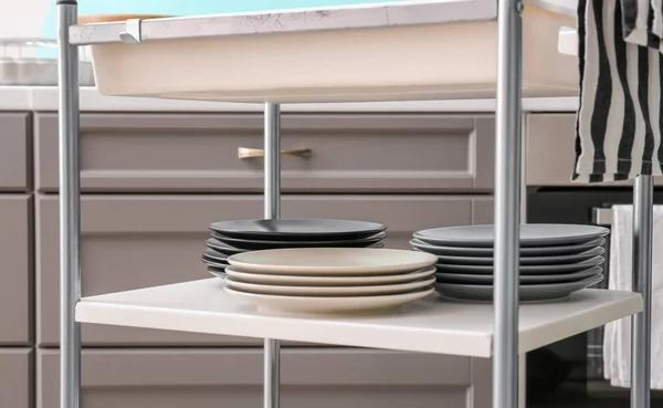 Полка тележки с посудой на кухне — стоковое фото