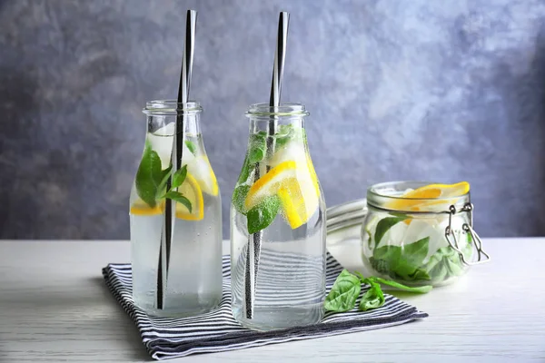 Agua de albahaca en cristalería en la mesa —  Fotos de Stock