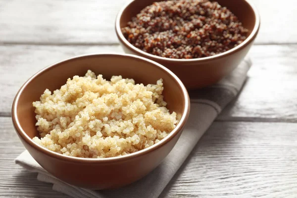 Schalen mit gekochten Quinoa-Körnern — Stockfoto