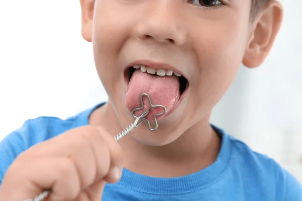 Rapaz bonito com sonda no consultório do fonoaudiólogo, close-up — Fotografia de Stock