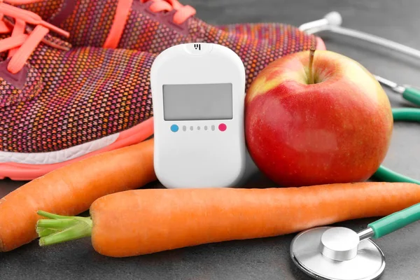 Komposition mit digitalem Glukometer, Karotten und Apfel auf dunklem Hintergrund. Diabetes-Konzept — Stockfoto